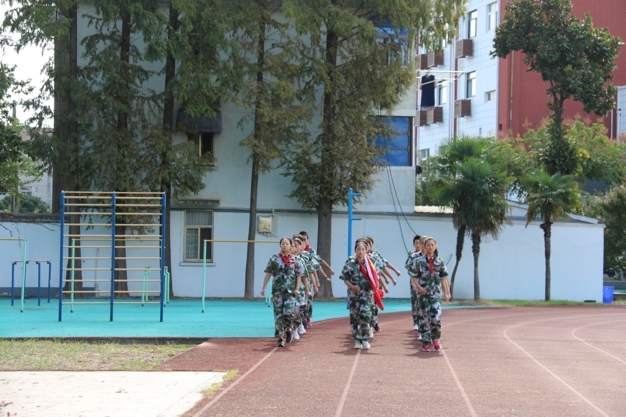 营防中学国防教育日新闻稿_html_596e68a6.jpg