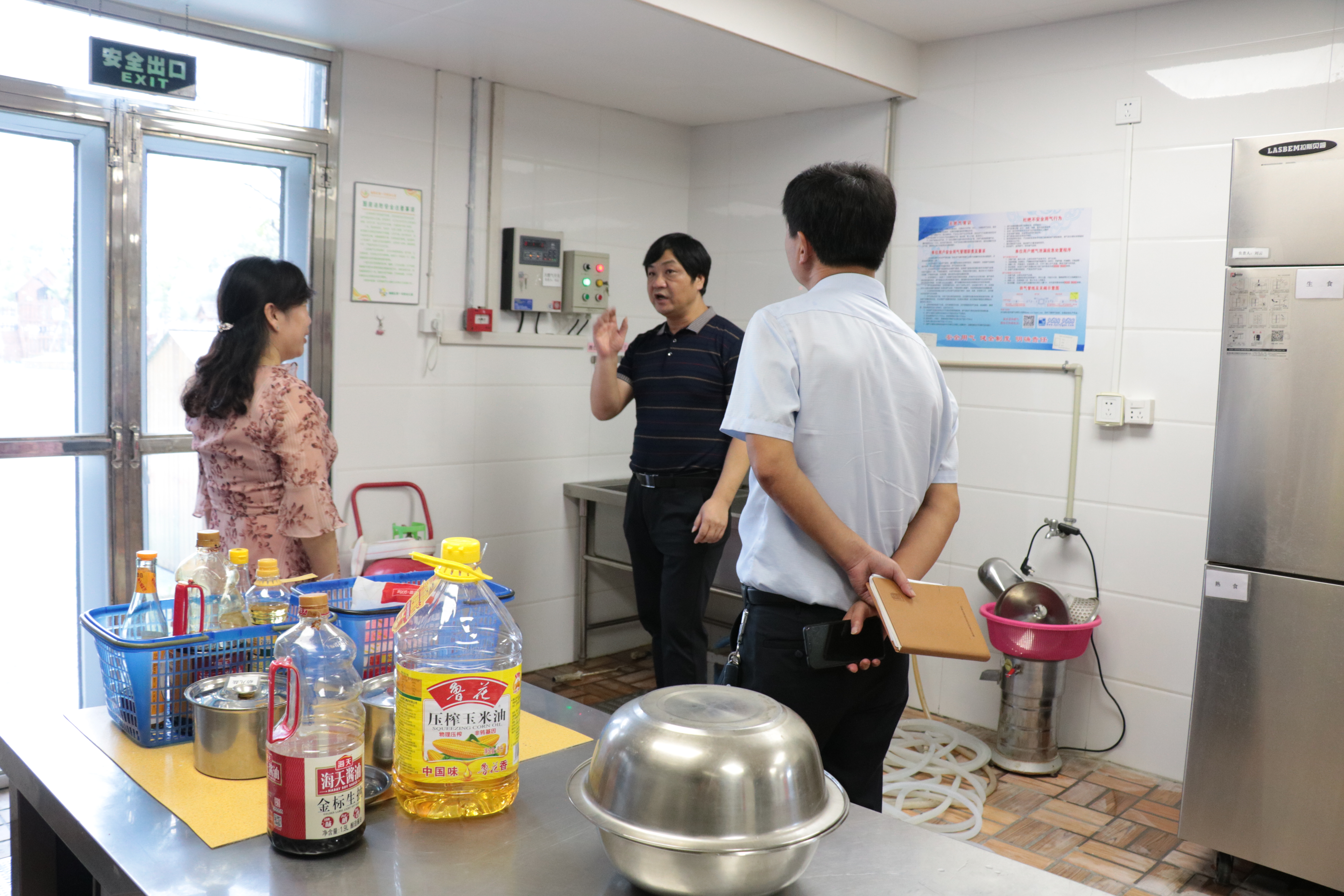 开学检查食堂情况