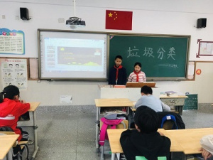 【星光摄小】环境依靠你我他，垃圾分类靠大家 ——摄山星城小学天佐路校区开展垃圾分类主题班会
