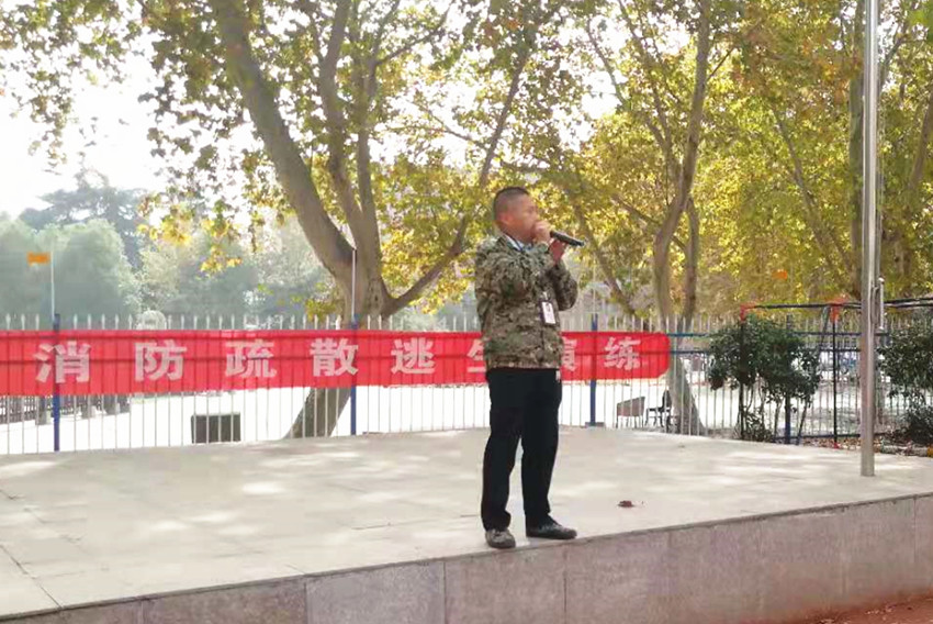 炼油厂小学进行10月消防逃生暨防恐防爆演练2.jpg