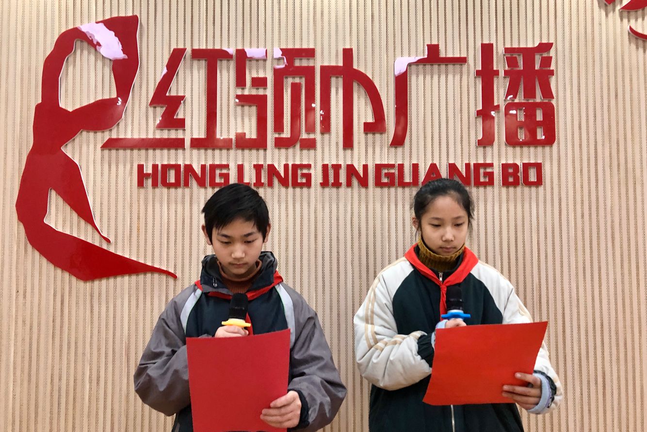 【花港一小】- 追逐闪光的梦想，一路欢歌前行！——第十九周主题升旗仪式
