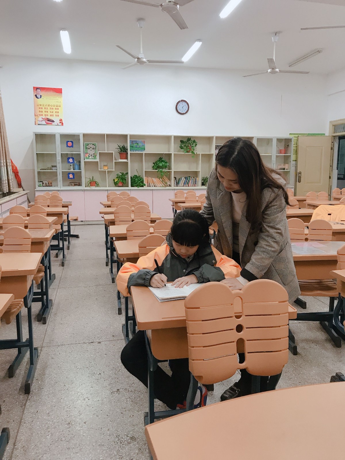 孙静辅导学生.jpg