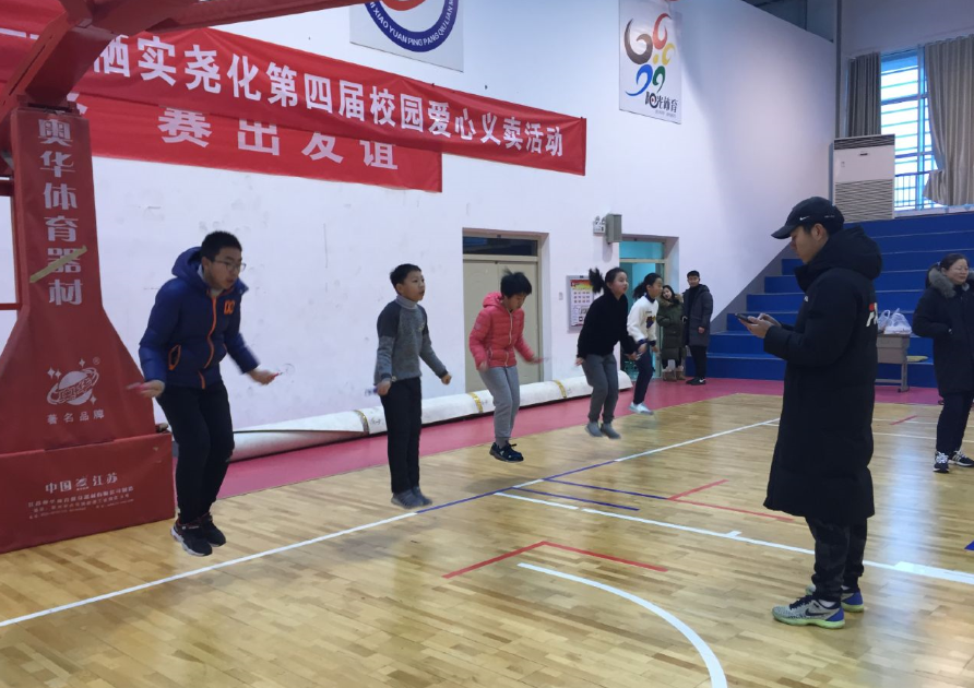 0118冬锻比赛展仙小学子风采 寒风凛冽赛师生最佳成绩_html_m135d39c5.png