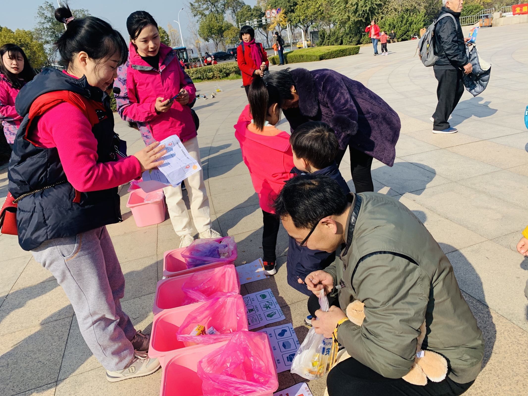 绿色环保徒步走，垃圾分类我先行_html_35fa8ad2.jpg
