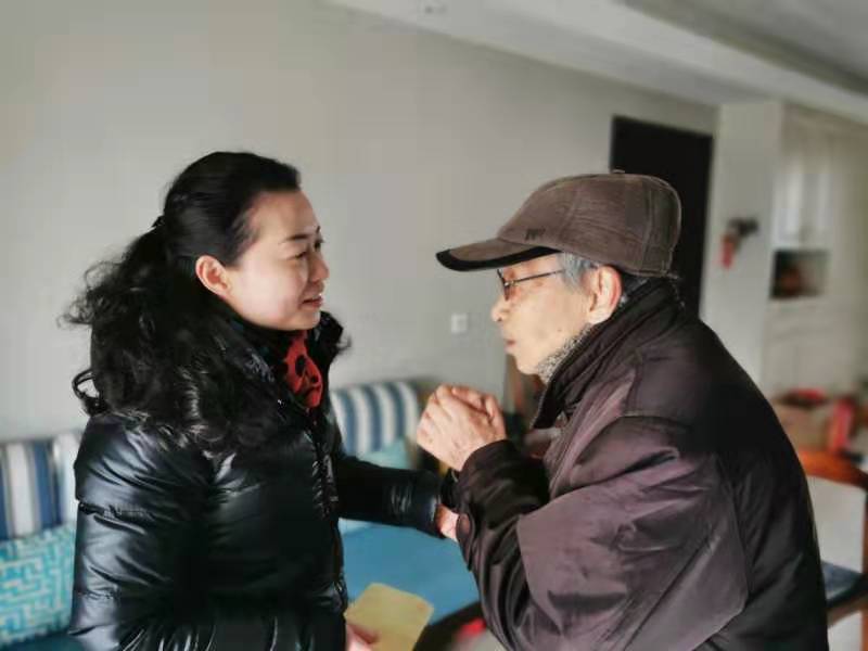 屠校长慰问百岁老教师卞漠然 (2).jpg