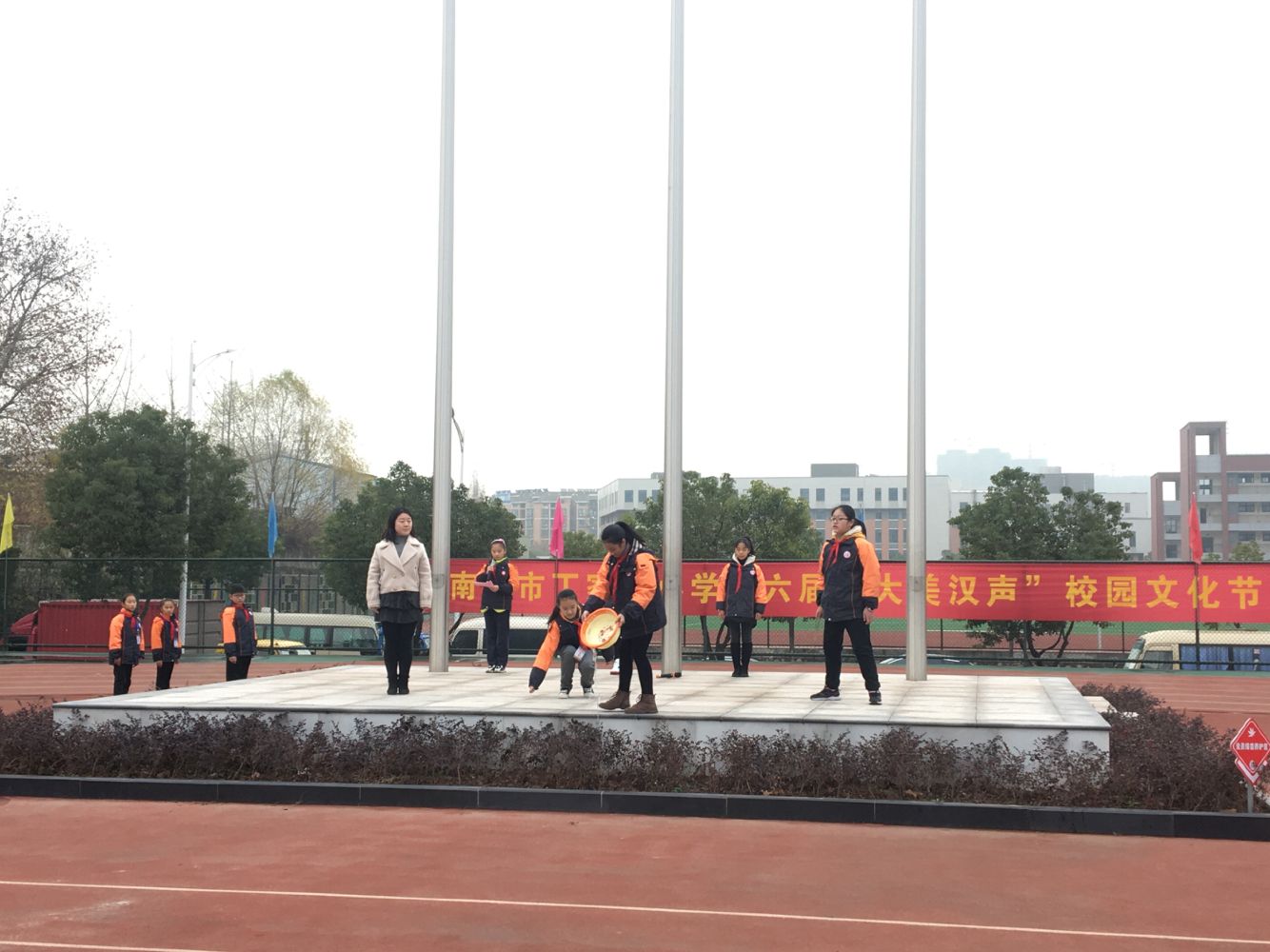 热爱劳动 学会绿植养护——第17周升旗仪式活动侧记_html_8dec850.jpg