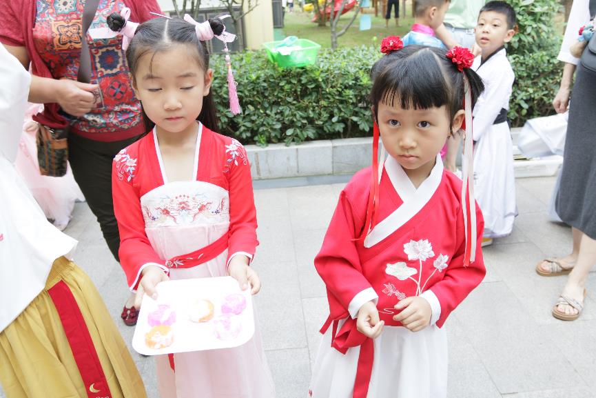 童心巧手迎中秋——区一实幼尧佳园开展中秋主题活动_html_3028f438.jpg