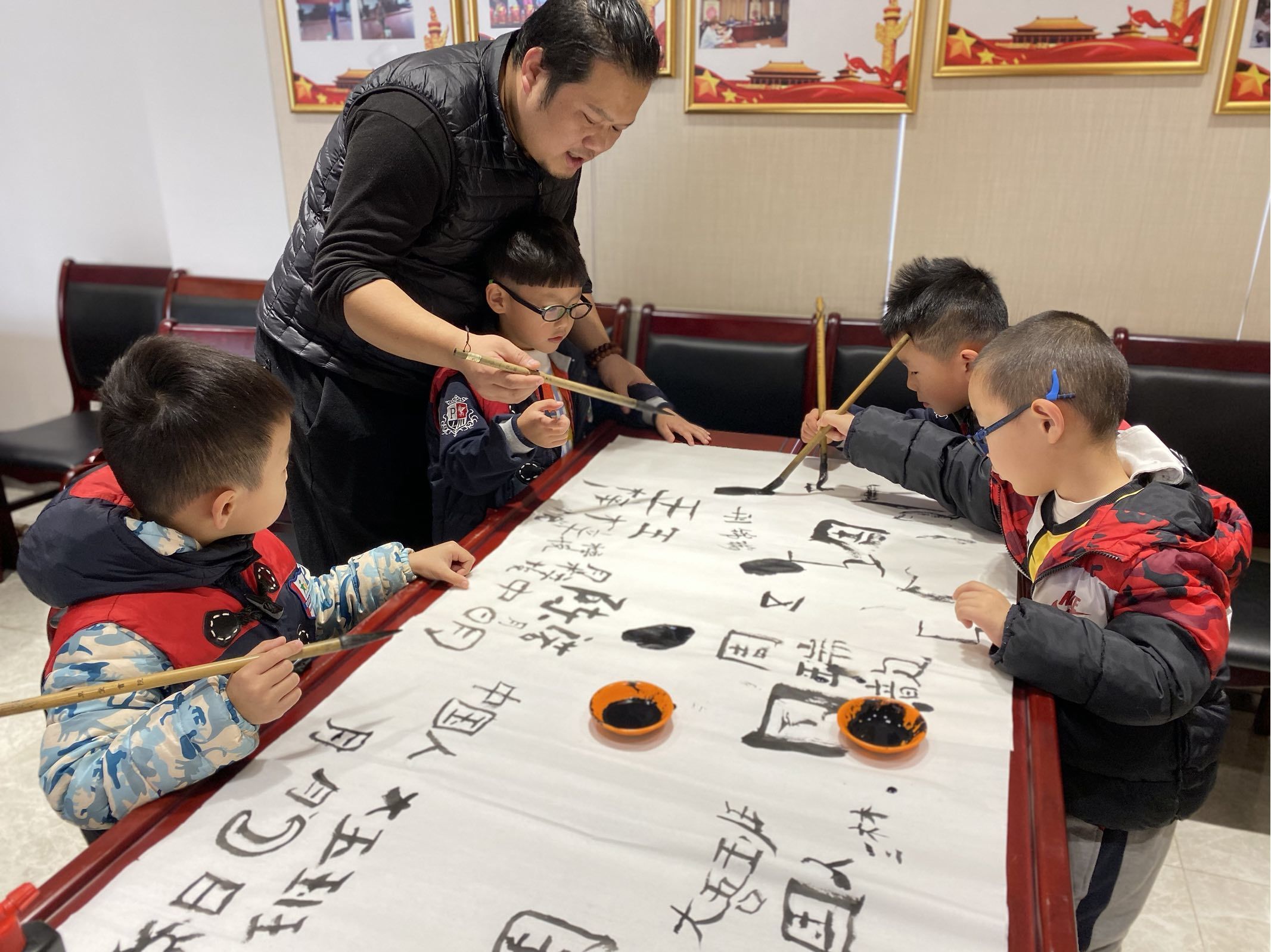 2019.12.9参观书法展新闻稿_html_66061cdd.jpg