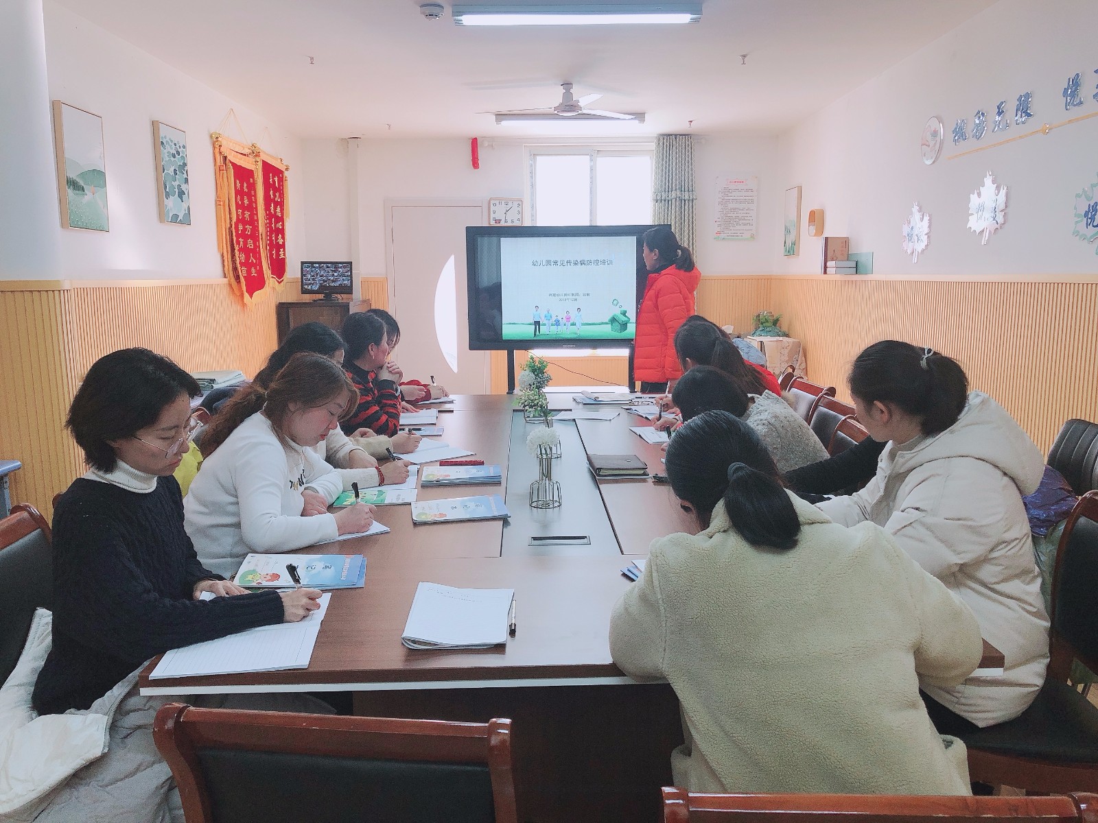 【枫香栖幼】秋季预防走在前  健康运动过冬季 ——记栖霞幼儿园红枫园开展传染病防控与安全培训工作