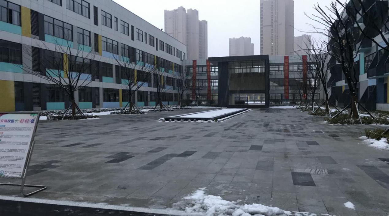 【正学丁三】扫雪除冰 情暖校园_html_15961ef8.jpg