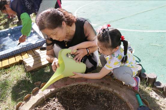 9.20我和小苗共成长——记区一实幼尧佳园亲子种植活动_html_165681ad.jpg