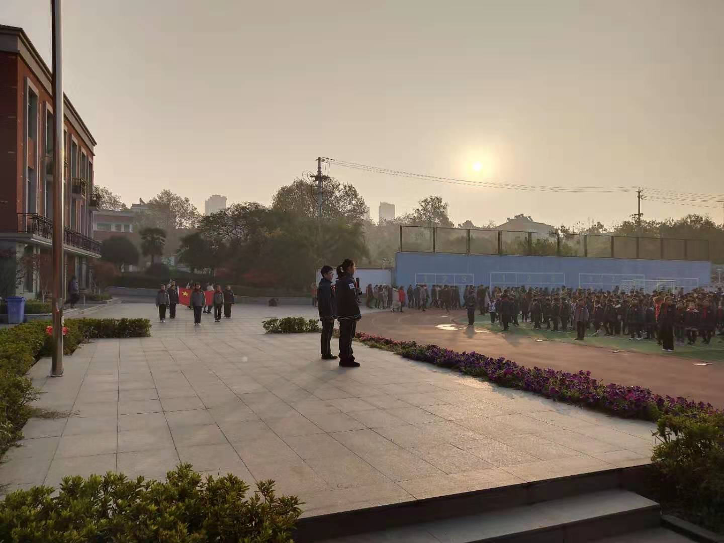 2019.12.2五(4)班升旗仪式新闻稿_html_m7e96fe6.jpg