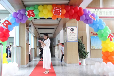 开学典礼李娜主持.JPG