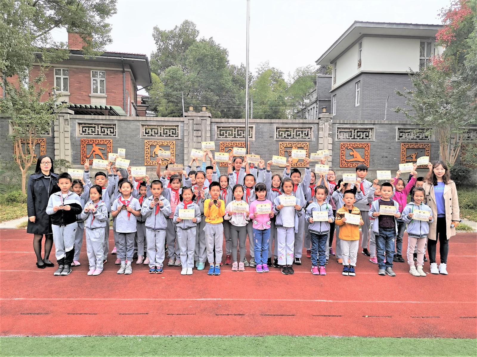 我与好书交朋友 阅读伴我度童年——记紫金小学“阅读银行”储蓄活动