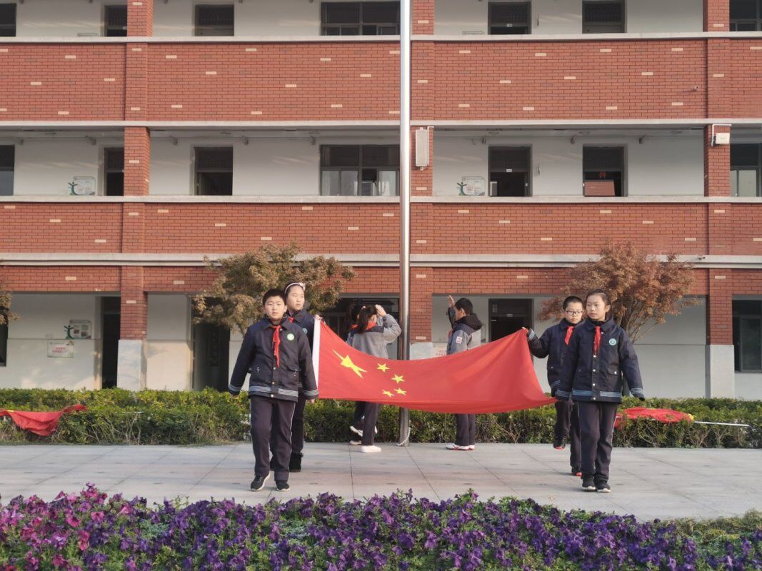 2019.12.2五(4)班升旗仪式新闻稿_html_76fc7a05.jpg
