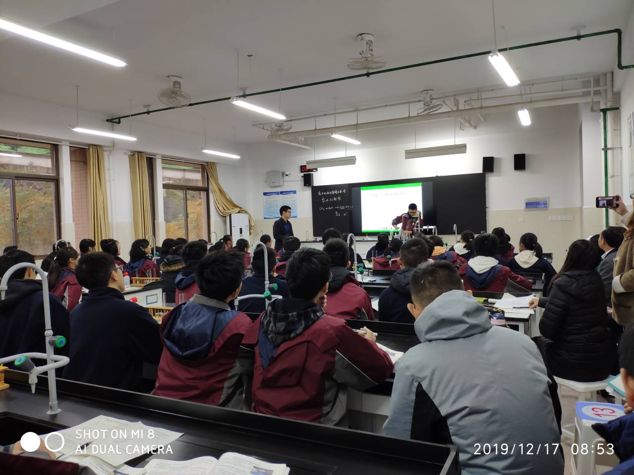 胡建中老师上课照片.jpg 胡建中老师上课照片.jpg