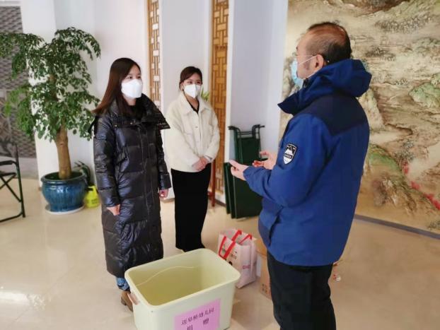 擦亮党员名片 筑牢疫情防线_html_m30c91bfb.jpg