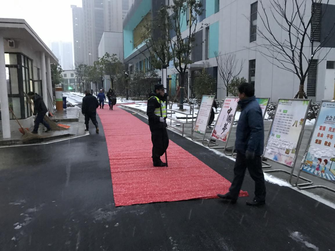 【正学丁三】扫雪除冰 情暖校园_html_6b9d2498.jpg