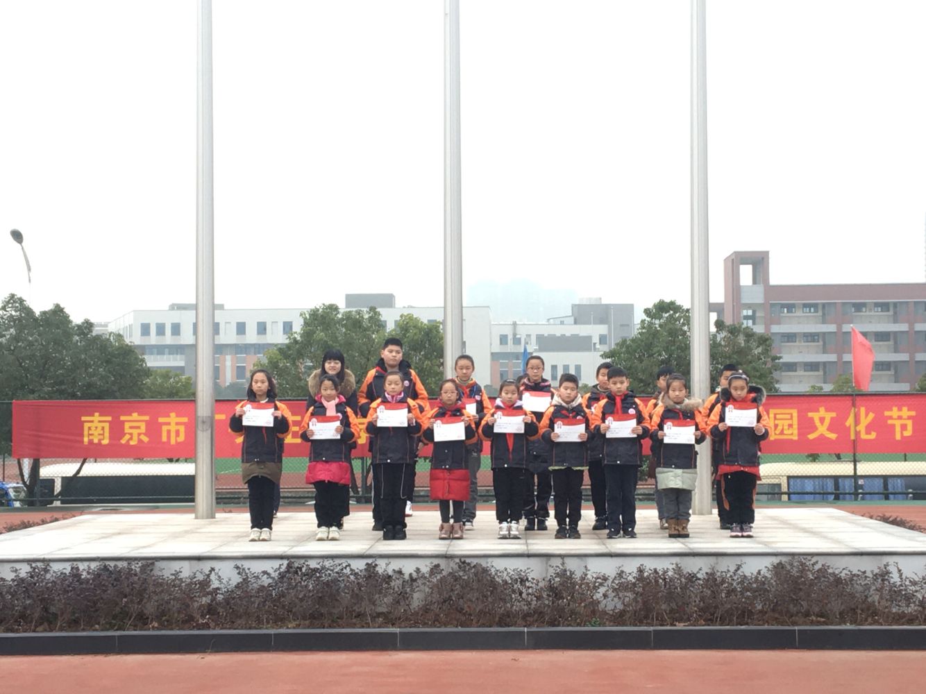 热爱劳动 学会绿植养护——第17周升旗仪式活动侧记_html_69bef89b.jpg
