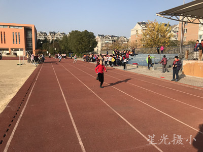 举办了迎面接力比赛活动.jpg