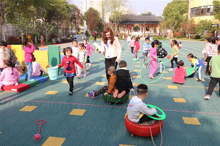直面家园需求  守望幼儿成长 ——栖霞幼儿园三月家长开放周活动