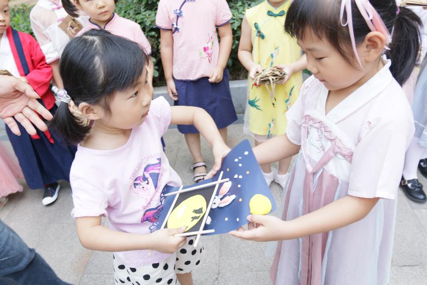 童心巧手迎中秋——区一实幼尧佳园开展中秋主题活动_html_40f4a8ac.jpg