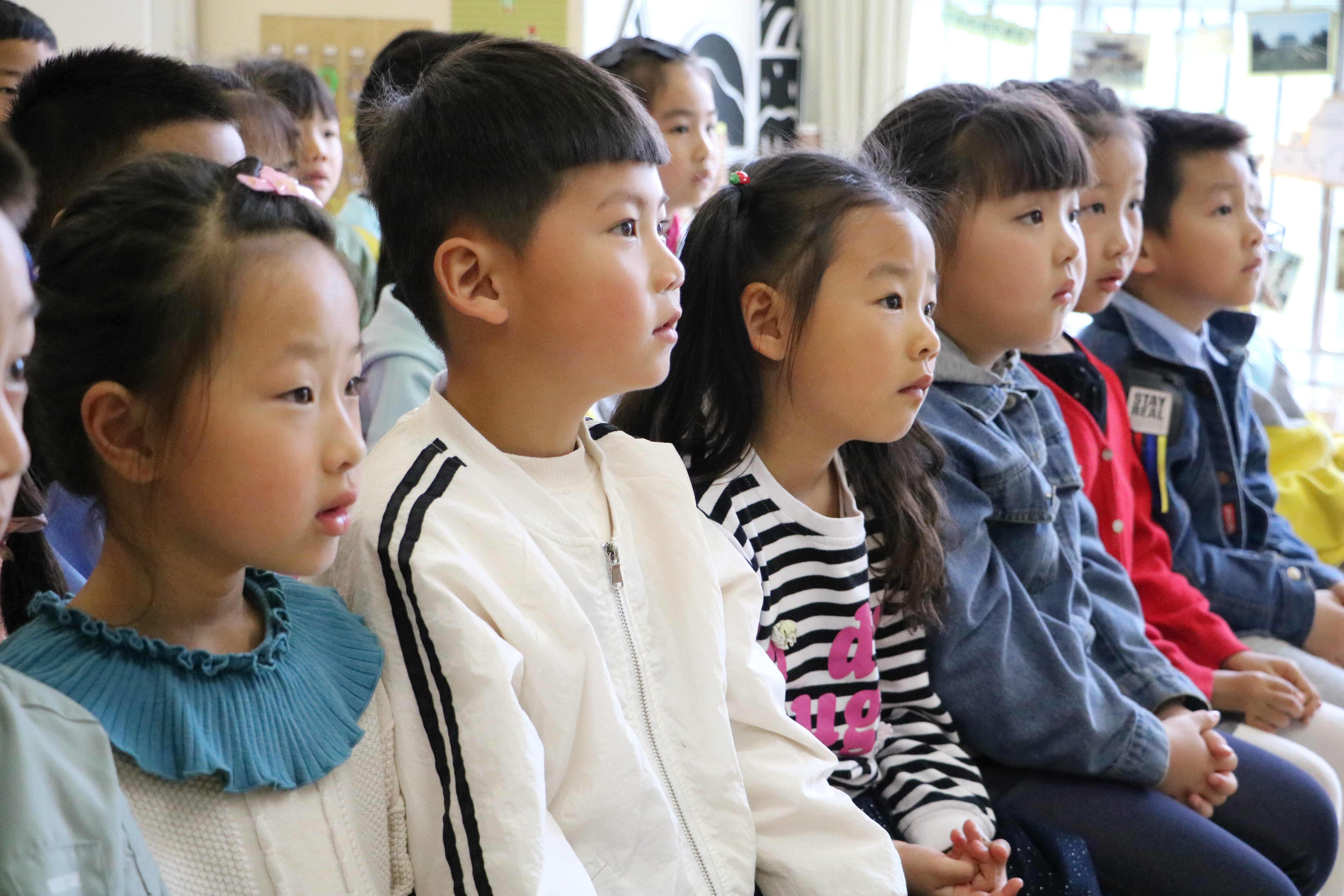 幼儿认真学习
