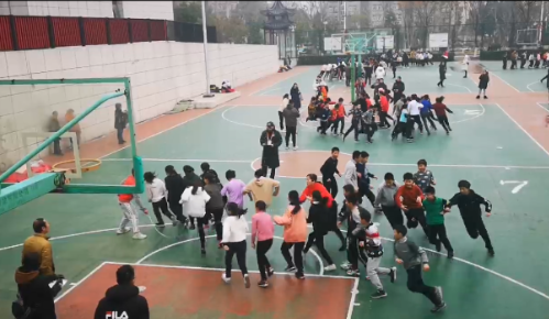 0118冬锻比赛展仙小学子风采 寒风凛冽赛师生最佳成绩_html_m6d216aae.png
