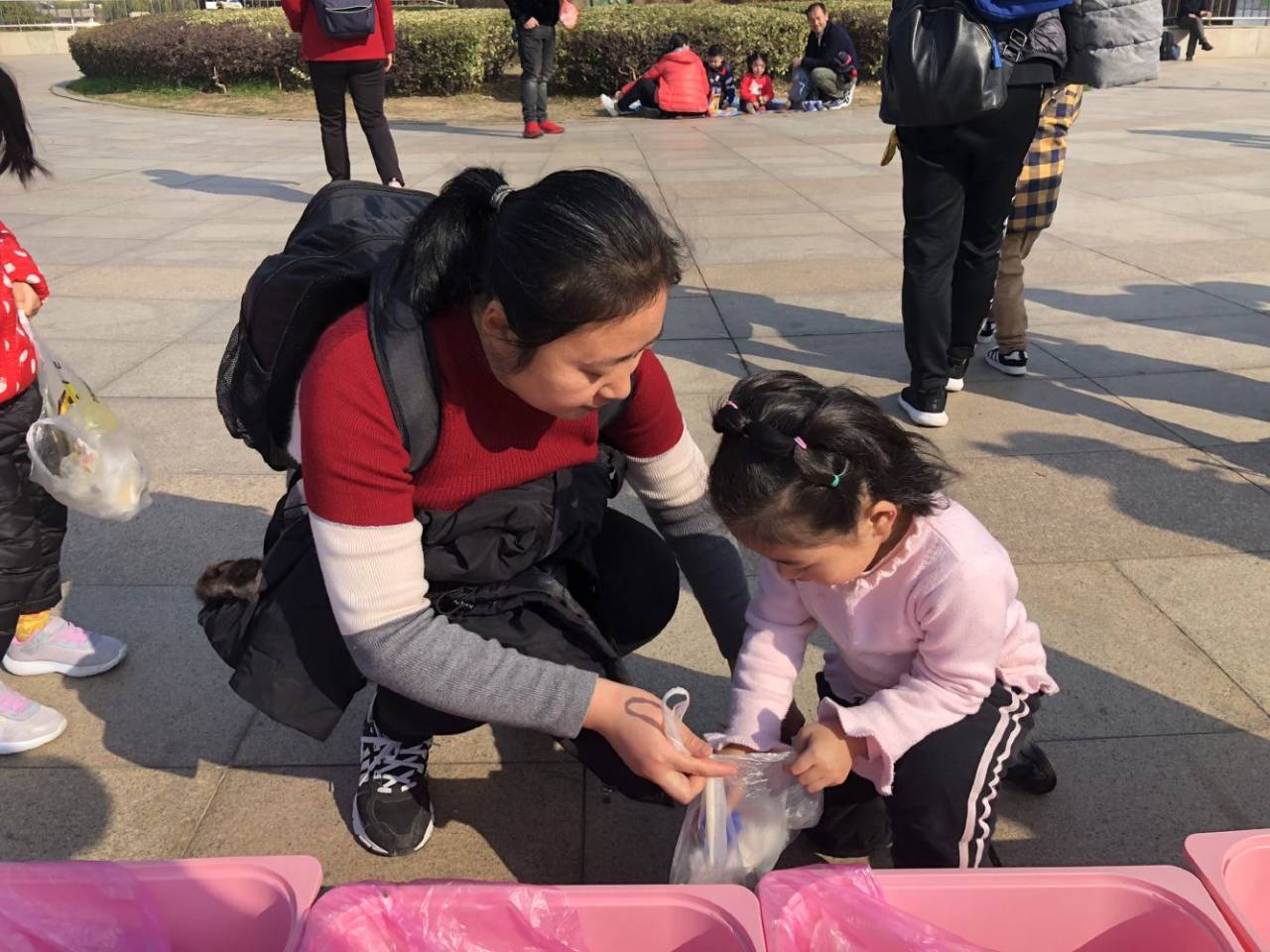 绿色环保徒步走，垃圾分类我先行_html_6809544e.jpg