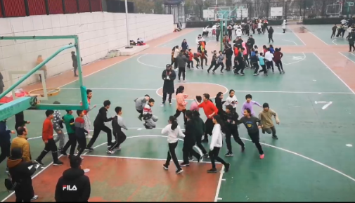 0118冬锻比赛展仙小学子风采 寒风凛冽赛师生最佳成绩_html_6131efce.png