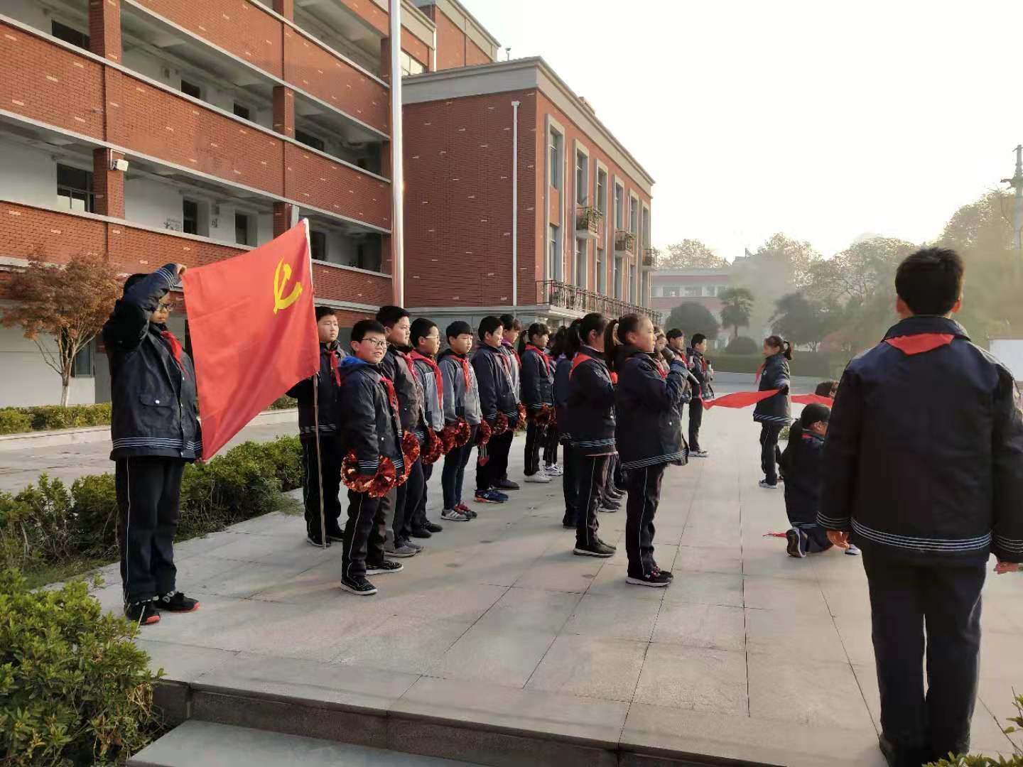 2019.12.2五(4)班升旗仪式新闻稿_html_m27e412ff.jpg
