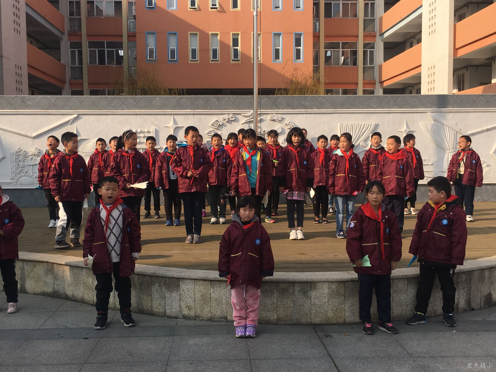 星光摄小12月16日摄山星城小学第十六周升旗仪式