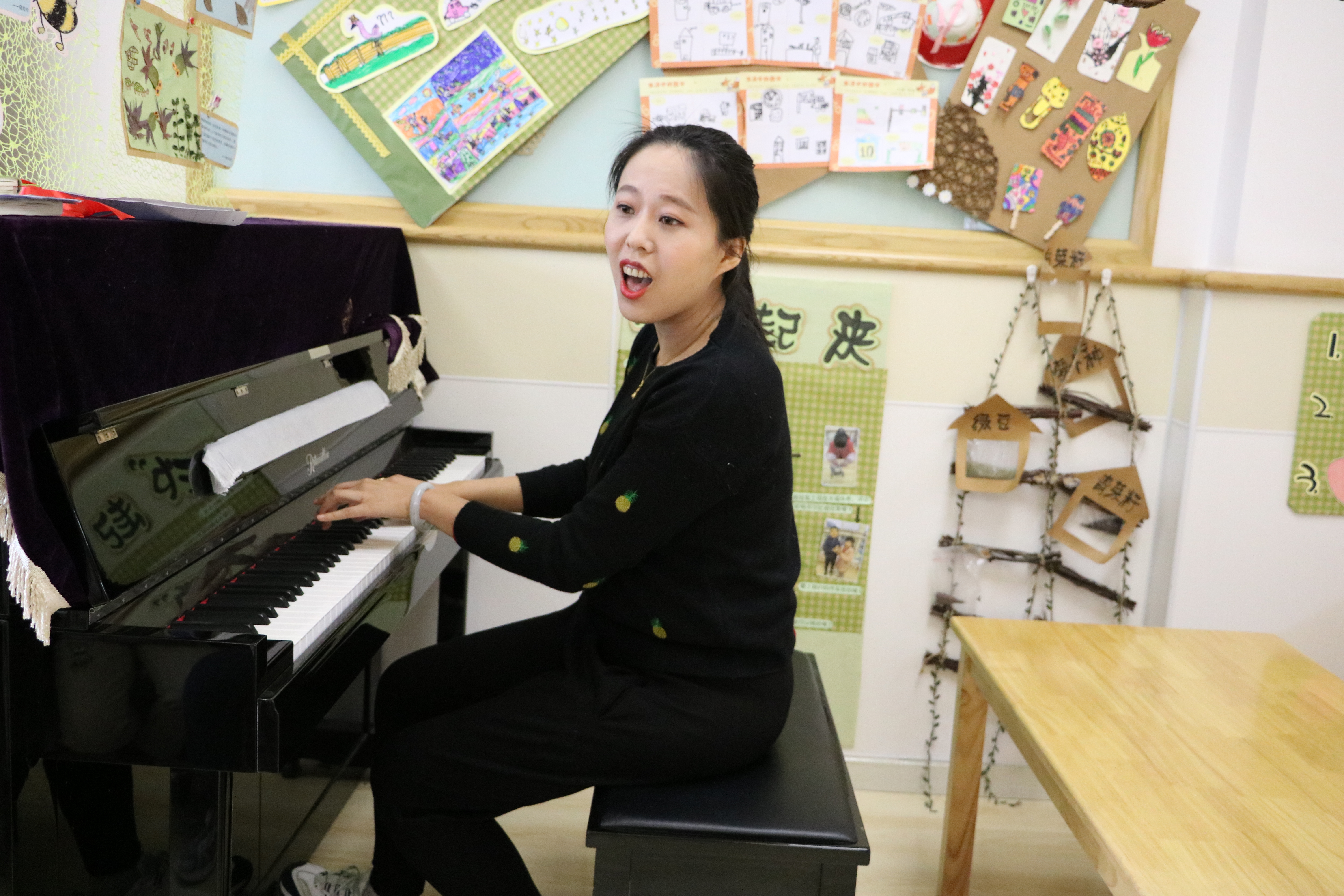 马近云妈妈带领幼儿玩游戏