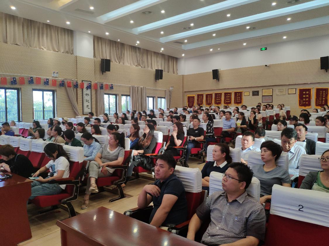 【湖畔光影】家校共育，同促发展之六年级家长会_html_m437a488a.jpg