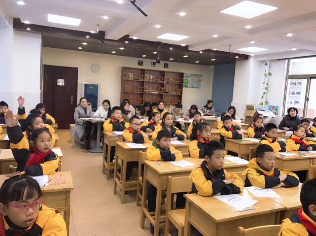 11.28 于曼曼上课新闻稿_html_59316023.jpg