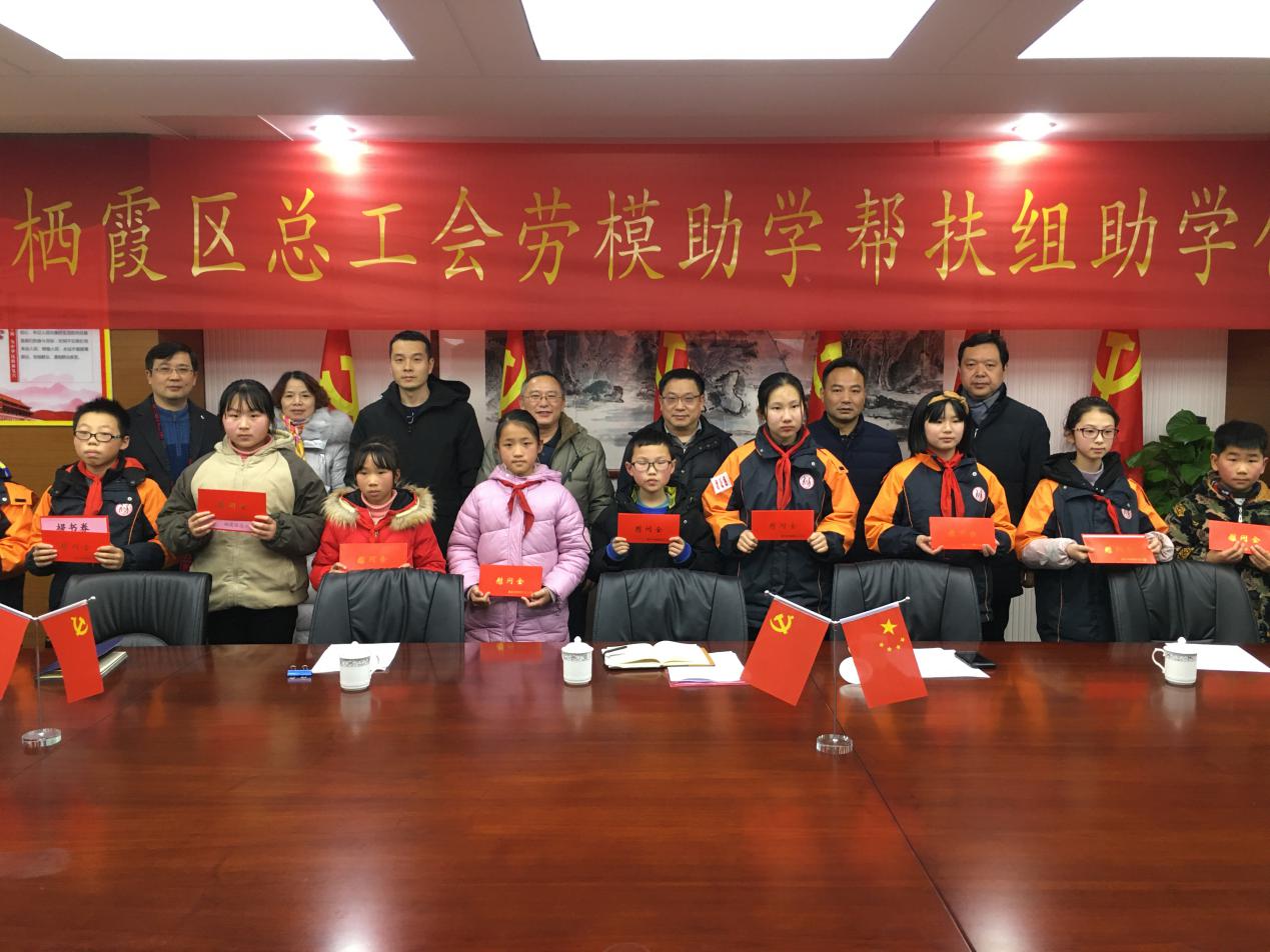 助学仪式新闻稿_html_m25f22015.jpg