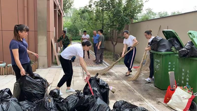 教师们共同清理垃圾