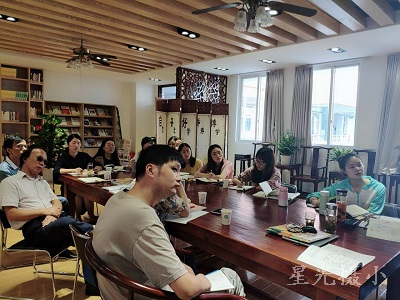 5.语文老师仔细聆听学习.jpg