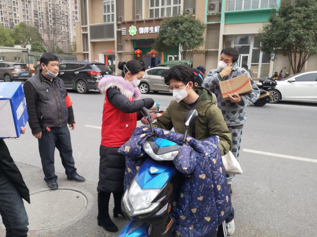 疫情下的美丽身影（四）_html_28b1deb4.jpg