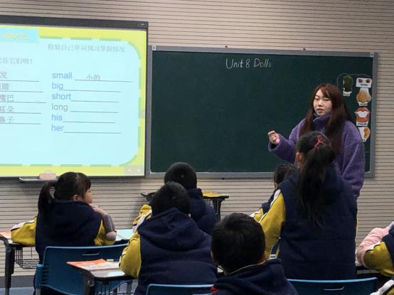 与洋娃娃同行 提升学生兴趣 扎实英语课堂_html_m607f3614.jpg