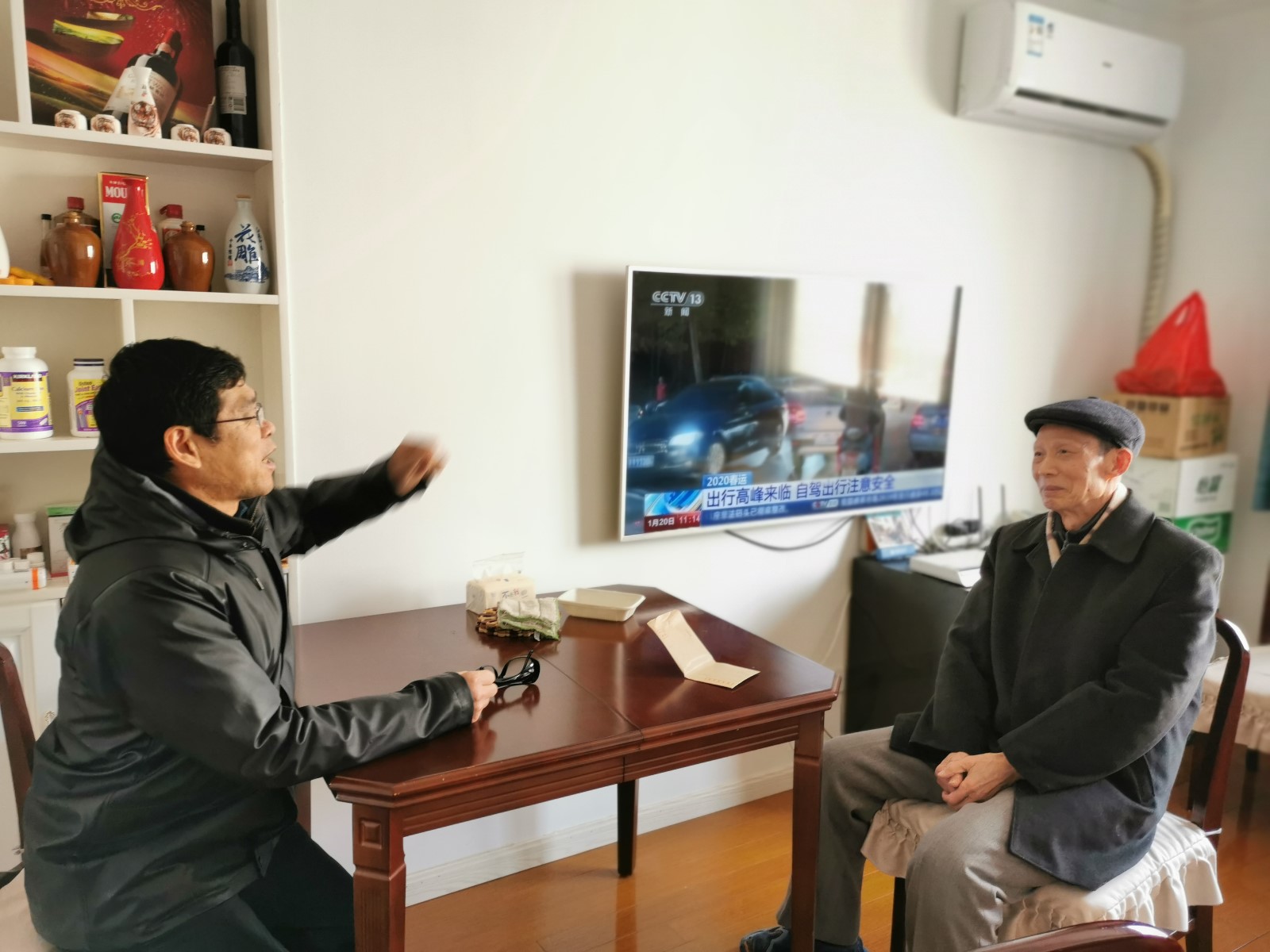 朱校长慰问蒋金福老师 (2).jpg