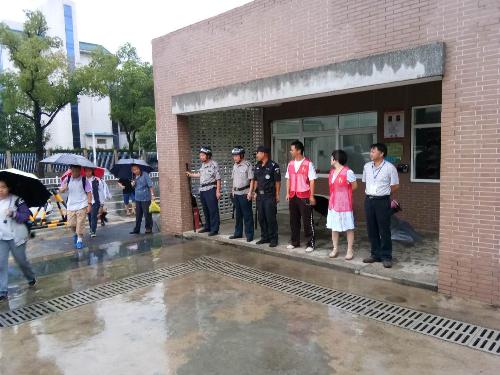 【百炼实初】用心守护，用爱护学——栖霞区实验初级中学南炼校区1＋N护学岗进行时