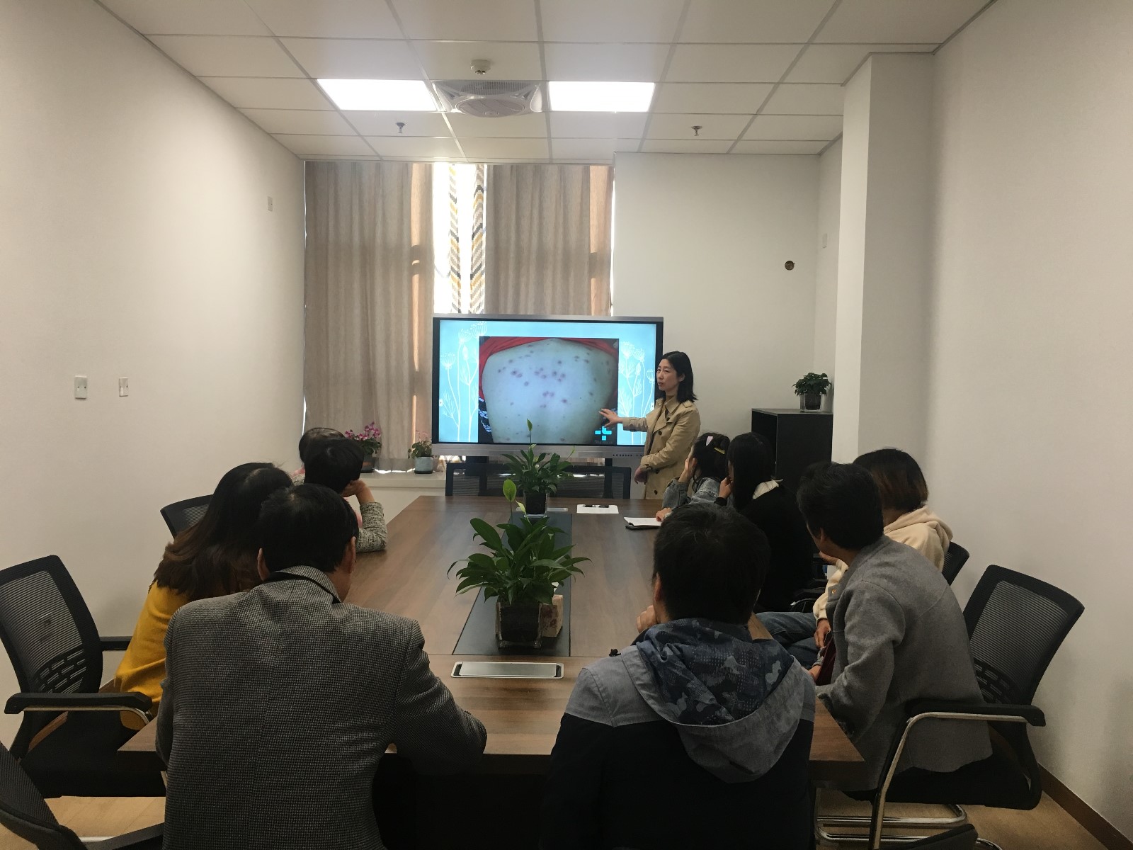 【枫香栖幼】栖霞幼儿园翡翠天域园家长小课堂开课啦 ——“秋季常见传染病预防”保健讲座