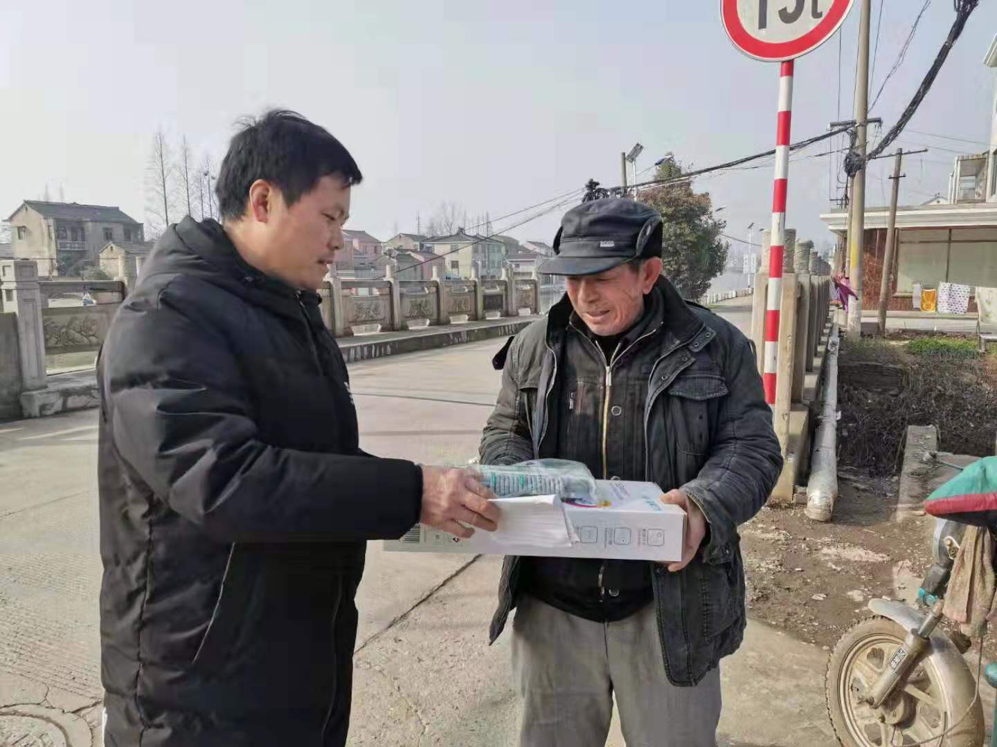 20200119寒假慰问贫困生走访活动新闻稿（程盼）_html_74d96949.jpg