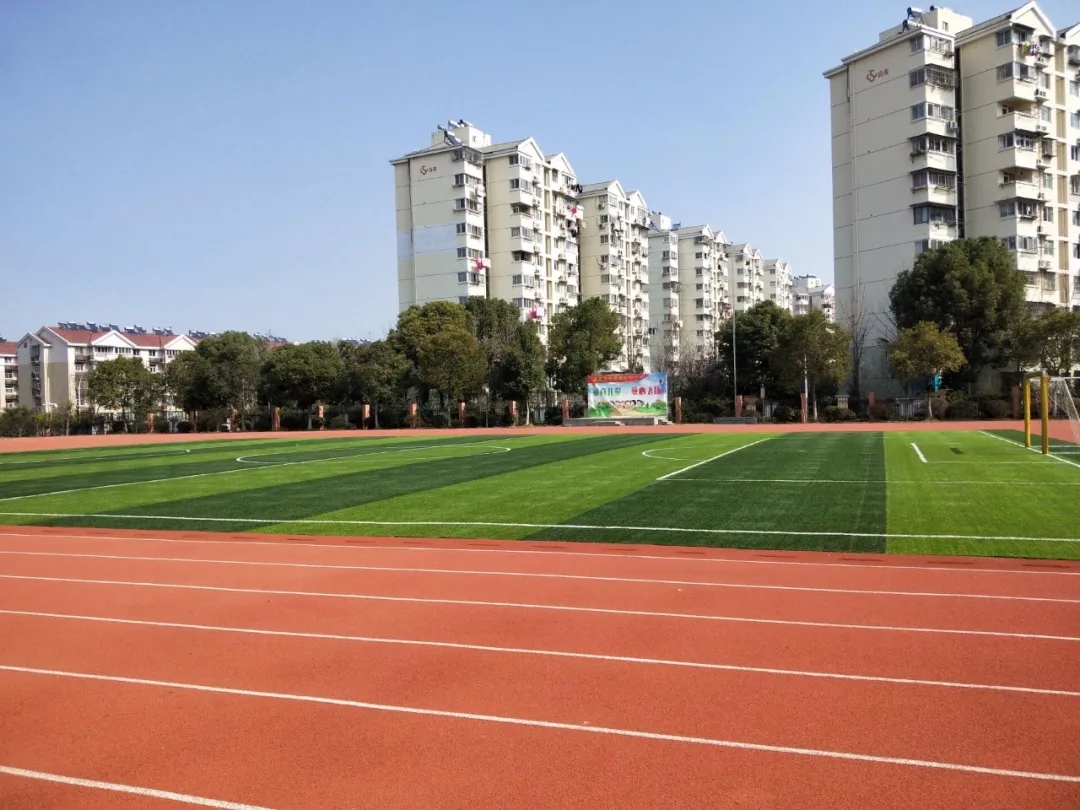 春风拂煦  风光无限  我盼你来——欢迎同学们回到母校_html_898bb43.jpg
