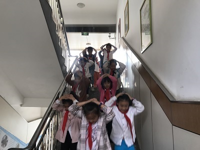 有序下楼梯.jpg 有序下楼梯.jpg