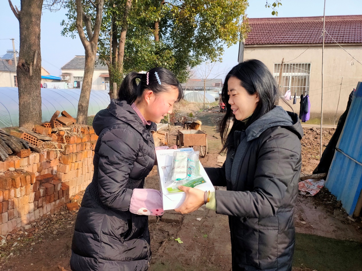 20200119寒假慰问贫困生走访活动新闻稿（程盼）_html_5d9acb04.jpg