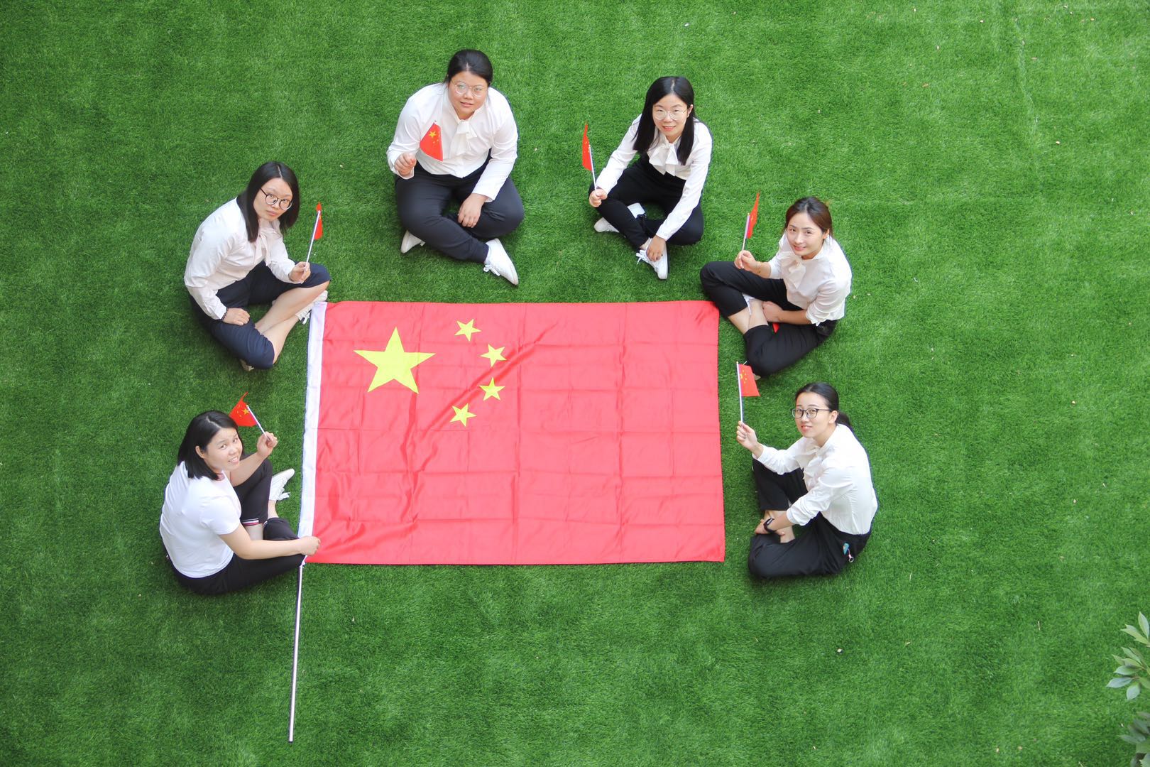 （阳光太阳城——花港一小）我与国旗合个影（教师篇）