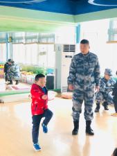 【生命迈幼 课程故事】我是小小兵（二）之我们想阅兵_html_4aa84271.jpg