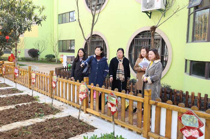 栖霞幼儿园迎接区教育局领导开学视察指导工作